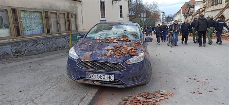 Slika: \Davor Pažanin - Oštećeno vozilo u Petrinji